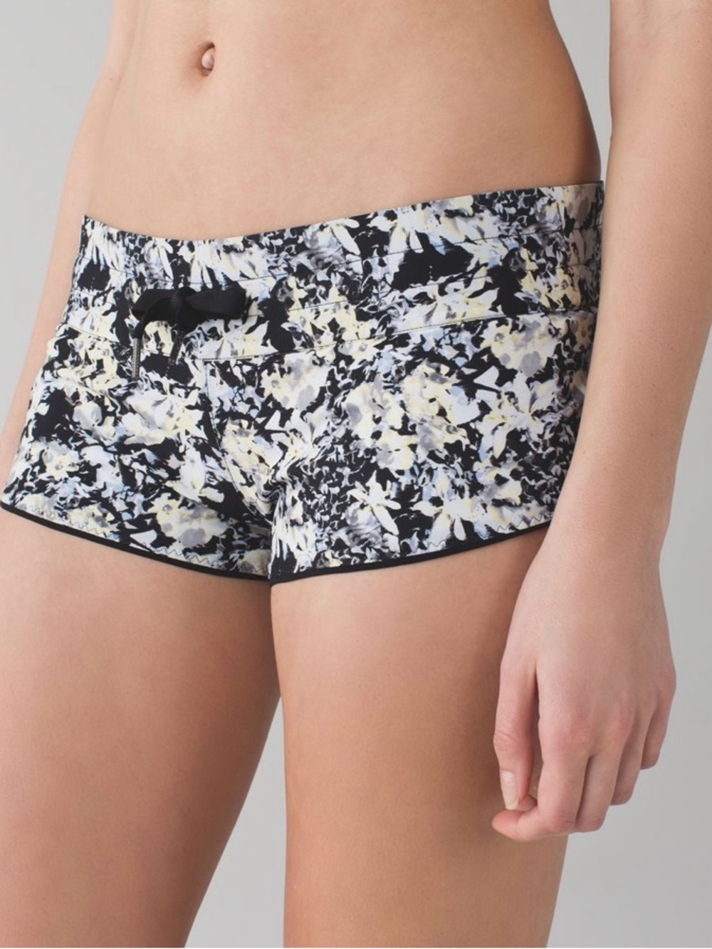 lululemon athletica Black White and Pale Yellow Floral Print Speed Shorts
